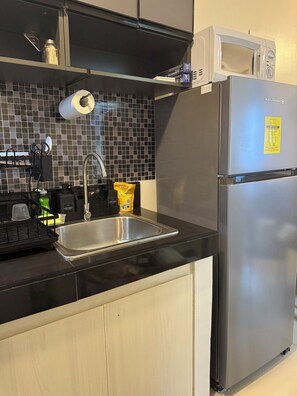 Refrigerador, microondas, horno, placa de cocina