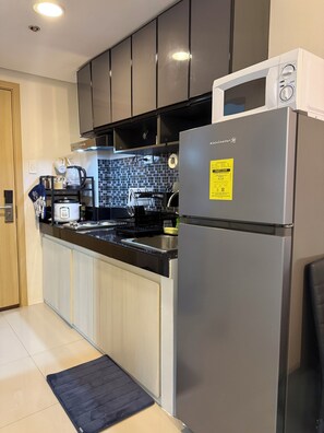 Frigorífico, microondas, placa de cocina y cafetera o tetera