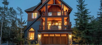Peak & Pine: 4-bedroom mountain townhouse at Kicking Horse Mountain Resort