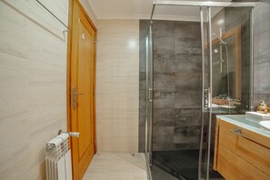 Dusche, Haartrockner, Handtücher, Seife