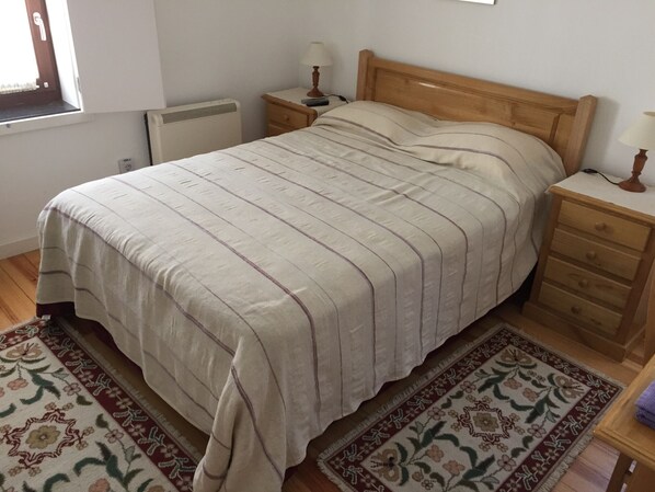 1 bedroom, bed sheets