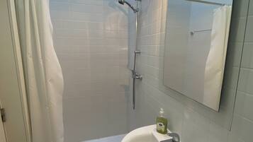 Douche, sĂšche-cheveux, serviettes fournies