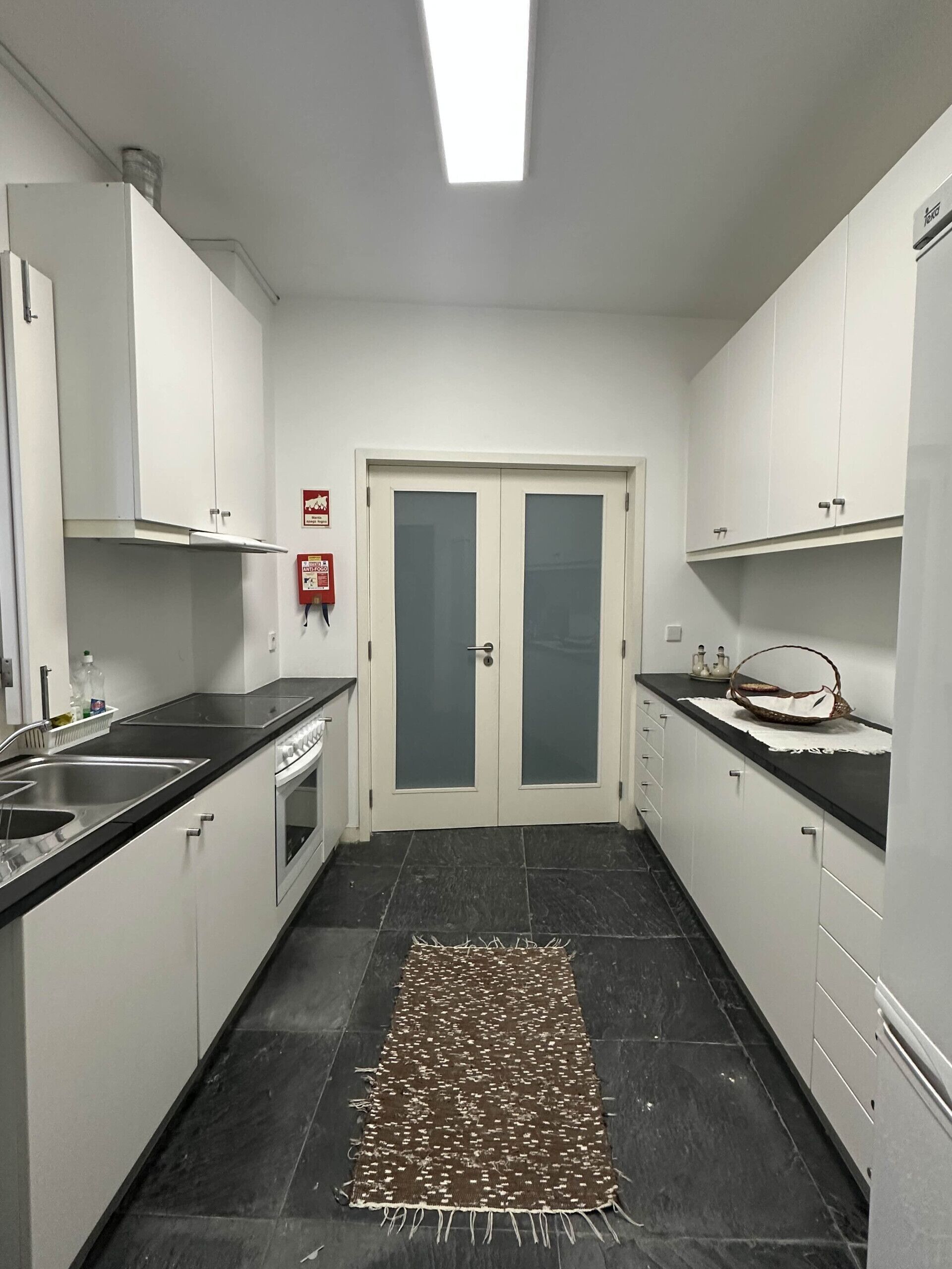 Réfrigérateur, micro-ondes, four, bouilloire électrique