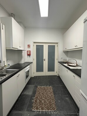 Jääkaappi, mikroaaltouuni, uuni, vedenkeitin