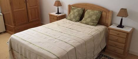 1 bedroom, bed sheets