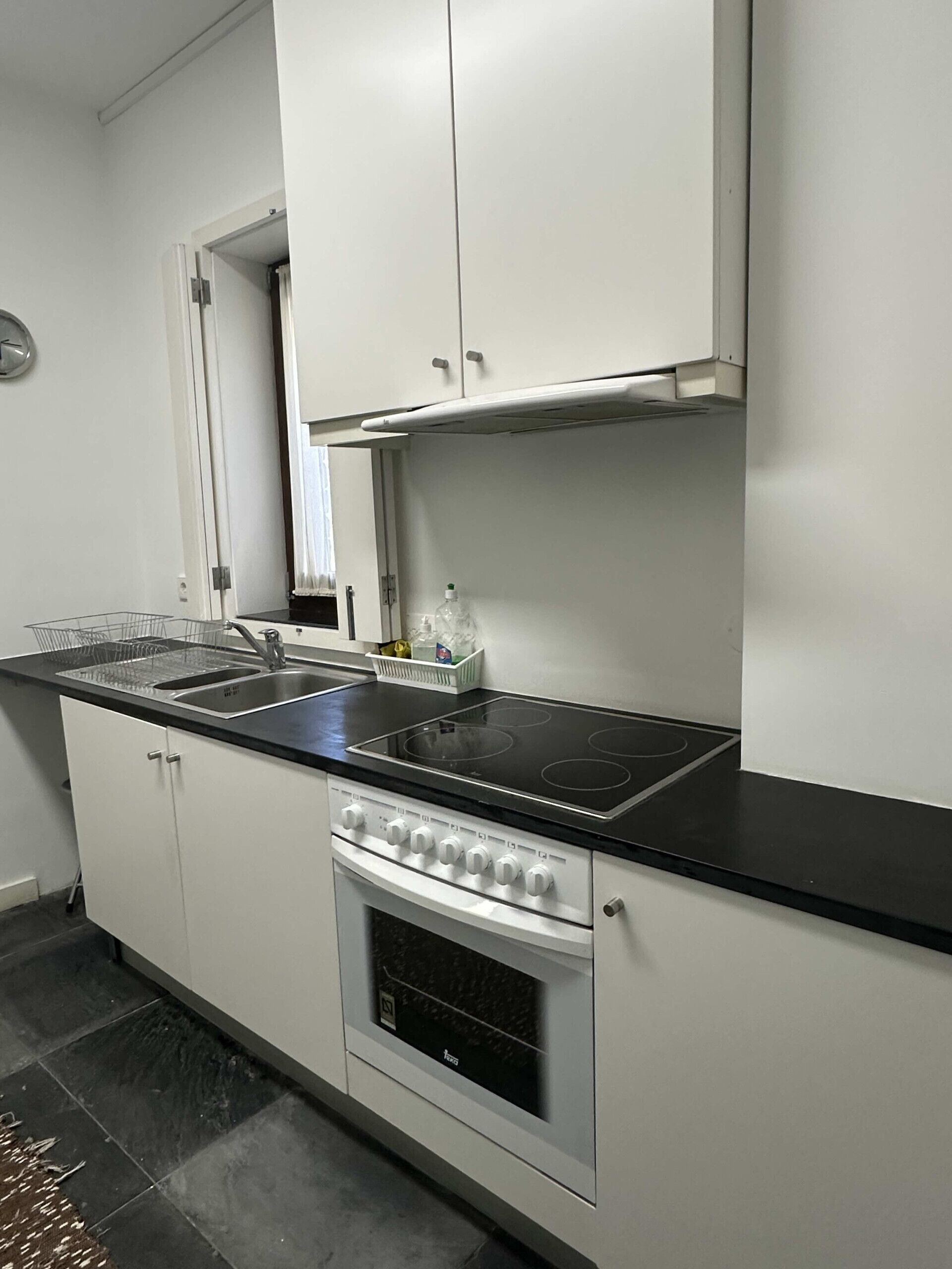 Een koelkast, een magnetron, een oven, een waterkoker