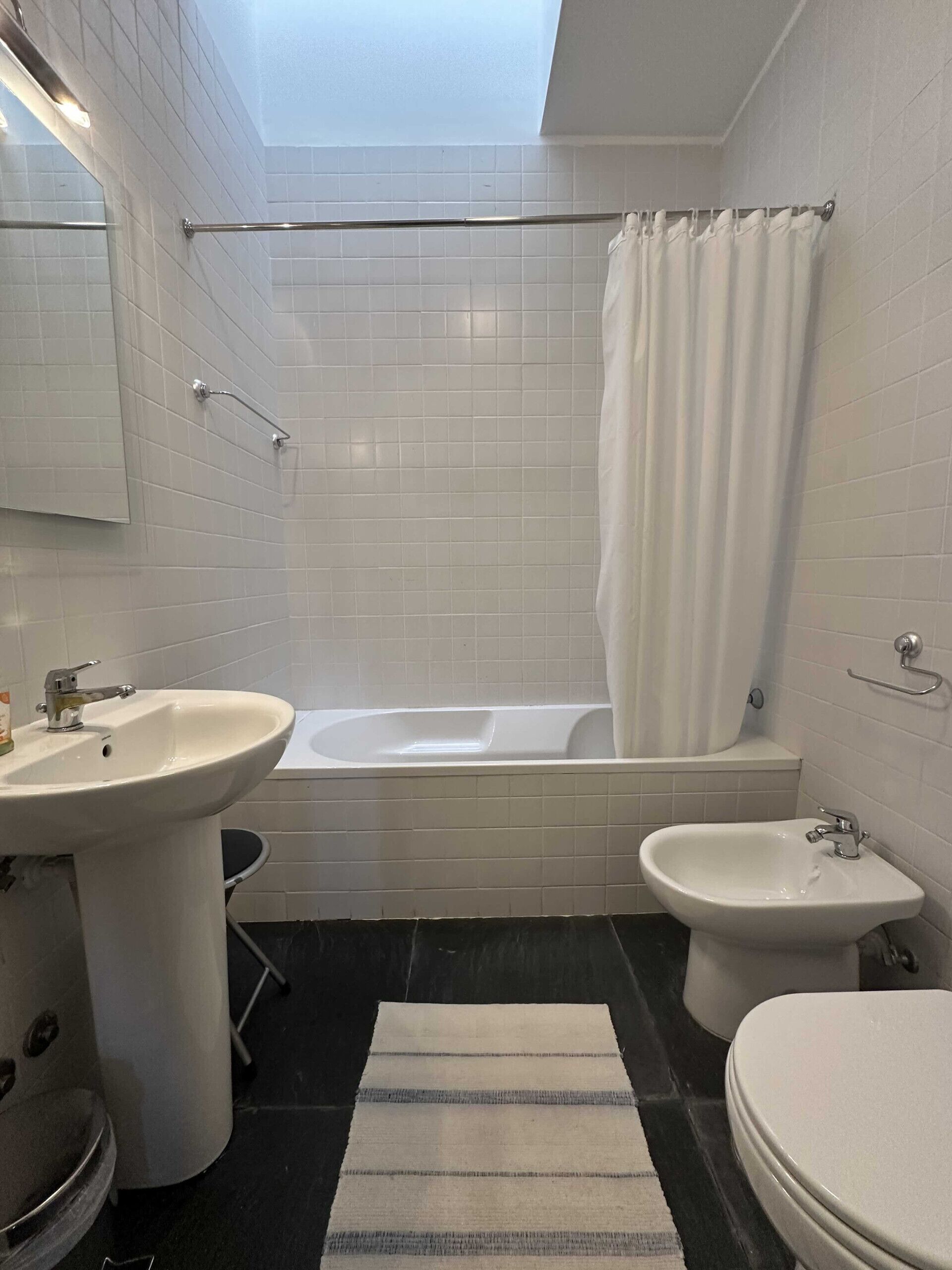 Sèche-cheveux, serviettes fournies