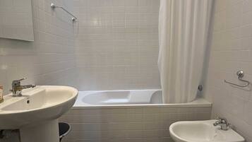 SĂšche-cheveux, serviettes fournies