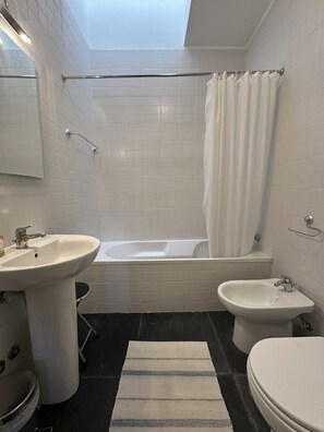 Sèche-cheveux, serviettes fournies