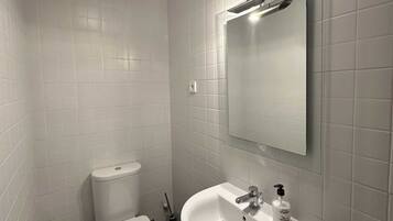 SĂšche-cheveux, serviettes fournies