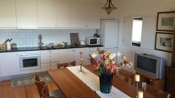 Refrigerador, microondas, horno y tetera eléctrica