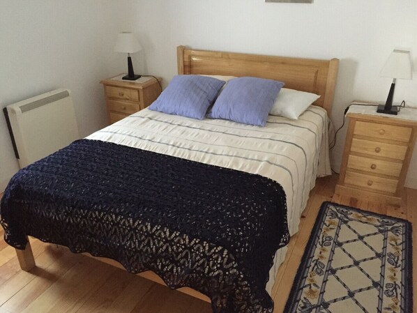 1 bedroom, bed sheets