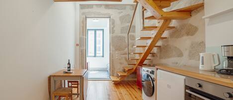 Fridge, oven, coffee/tea maker, electric kettle