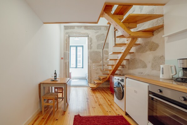 Refrigerador, horno, cafetera y tetera y tetera eléctrica