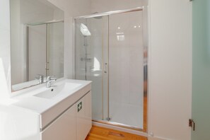 Een douche, een haardroger, handdoeken, zeep