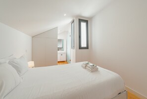 1 habitación, tabla de planchar con plancha, wifi gratis y ropa de cama