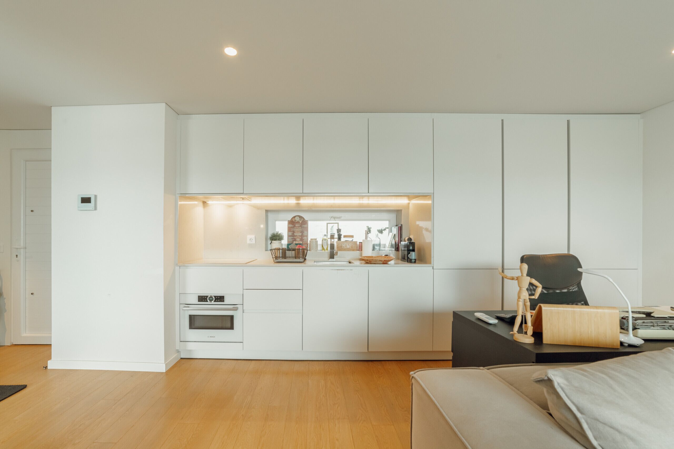 Kühlschrank, Mikrowelle, Ofen, Wasserkocher mit Kaffee-/Teezubehör