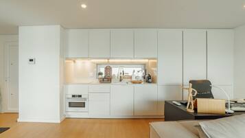 Kühlschrank, Mikrowelle, Ofen, Wasserkocher mit Kaffee-/Teezubehör