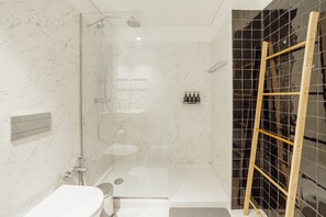 تجهيزات دش، مناشف، صابون، شامبو