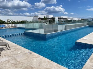 Utomhuspool och uppvärmd pool