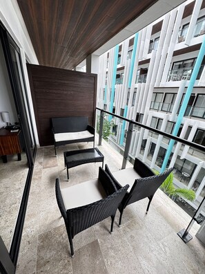 Terrace/patio - Luxury 2BR/2BA Condo in Playa del Carmen – Steps to Beach & 5th Ave, Pool & Gym (Playa del Carmen)