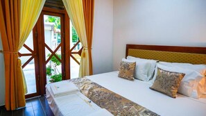 Comfort szoba kétszemélyes ággyal, kilátással a kertre | Íróasztal és ingyenes wifi