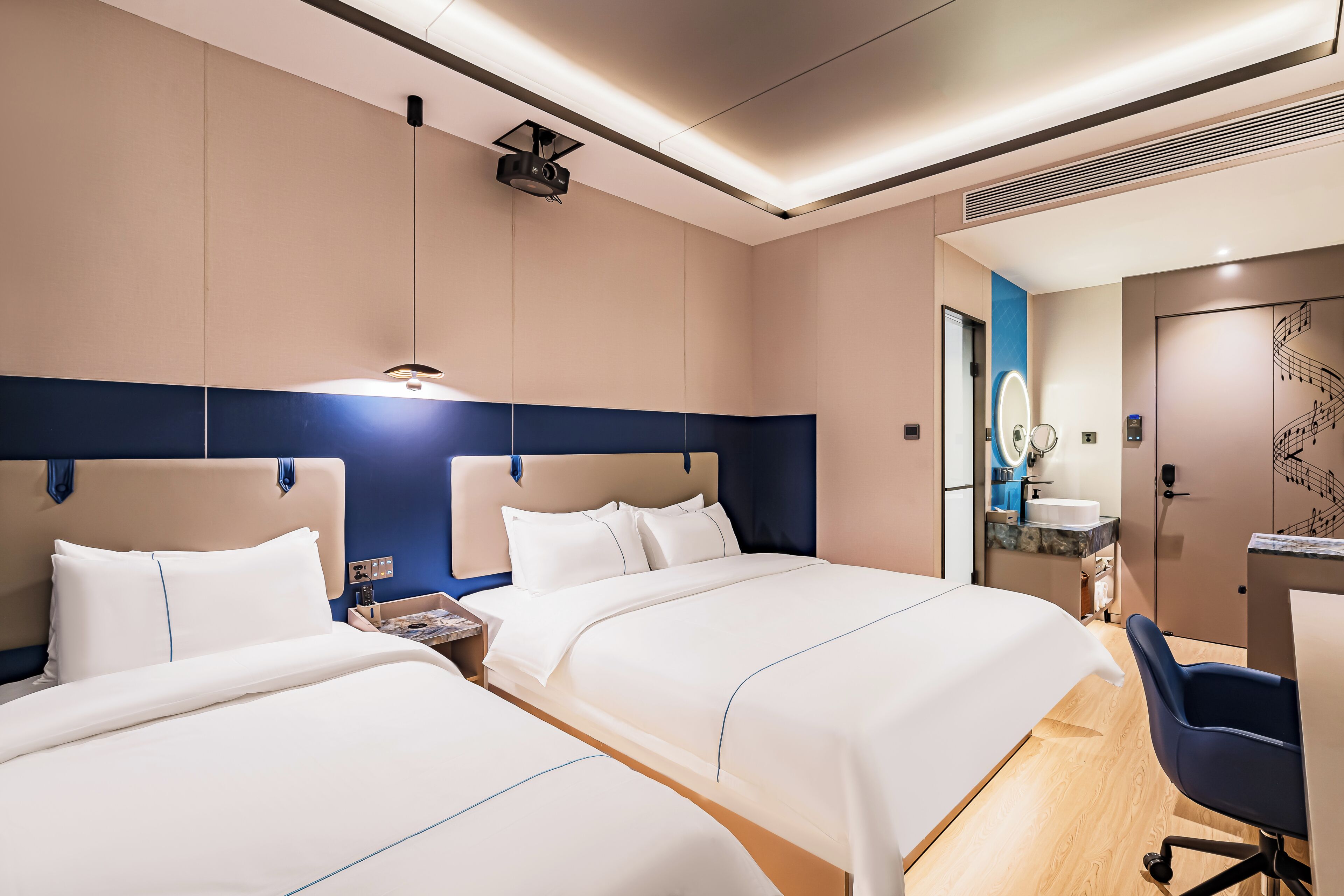 Luxury Double Room | Desk, blackout drapes, iron/ironing board, WiFi (free)