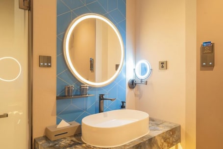 Habitación Confort doble | Baño | Ducha, artículos de higiene personal gratuitos y secador de pelo. National Music Hotel