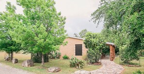 Property grounds - Crystal Clear Frio River - Private Waterfront House - Room for the Family (Concan)