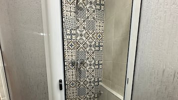 Chuveiro, secador de cabelo, bidê, toalhas de banho
