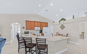 Réfrigérateur, micro-ondes, four, lave-vaisselle