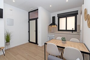 Een koelkast, een magnetron, een oven, een koffiezetapparaat/waterkoker