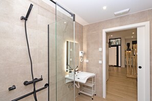 Douche, sèche-cheveux, serviettes fournies