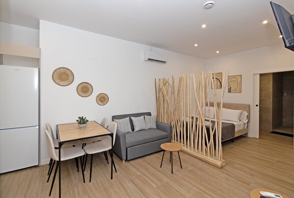 1 bedroom, iron/ironing board, internet, bed sheets