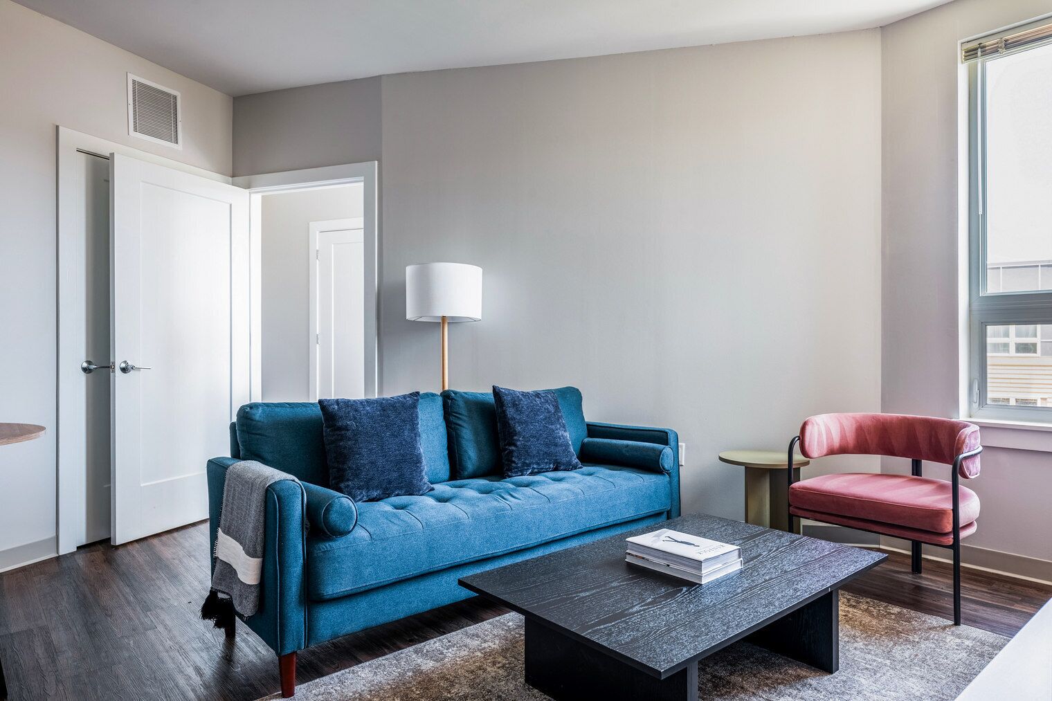 Una televisión, un reproductor estéreo