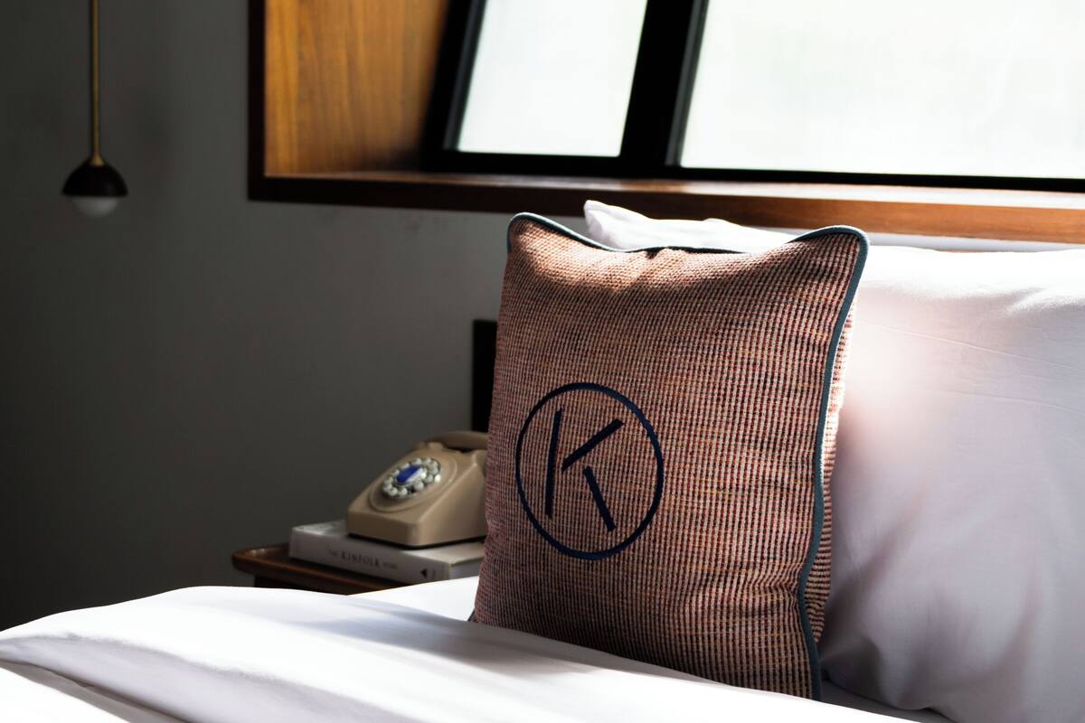 Escritorio y espacio para trabajar con laptop