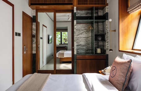Classic Double Room | Wardrobe. The Kin Hotel