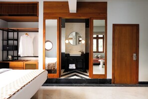 Phòng đôi Deluxe, 1 giường cỡ king, không hút thuốc | Phòng tắm | Buồng tắm vòi sen, máy sấy tóc, dép đi trong nhà, khăn tắm 