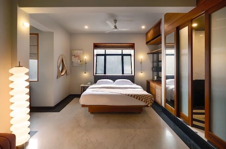 Escritorio y espacio para trabajar con laptop