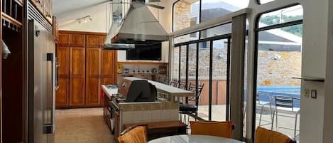 Microondas, horno y placa de cocina