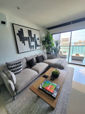 Smart TV, books - Luxury 1 Bedriom OceanView|King Bed|Pool|Maid|Beach|Personal Concierge  (Cartagena de Indias)