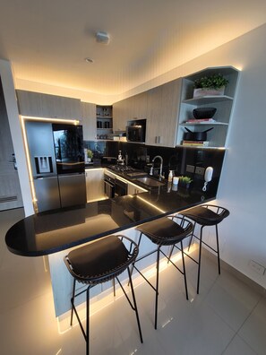 Kühlschrank, Mikrowelle, Ofen, Herdplatte