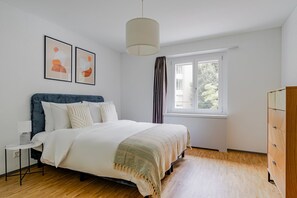 2 عدّة غرف نوم ومكواة/لوح كي وواي فاي وملاءات أسرّة