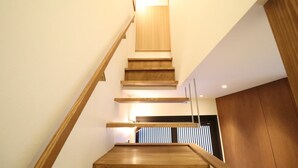Un escalier moderne avec des marches en bois et une rampe en bois.