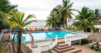 Apartment in private condominium with swimming pool and ocean access