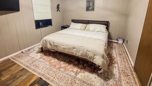 4 bedrooms, WiFi, bed sheets - The Cryptid Ranch - 4 Bedroom Cryptid Themed Home Close to Amenities (Exchange)