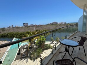 Outdoor dining - Spacious 3BR Marina Condo with Pool (Mazatlan)