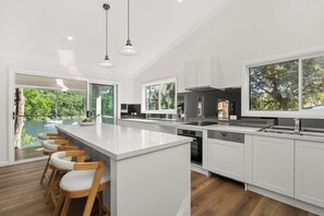 Frigorífic, microones, forn i placa de cuina 