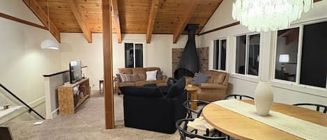 Una Smart TV, una chimenea