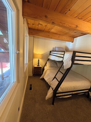 4 bedrooms, WiFi, bed sheets